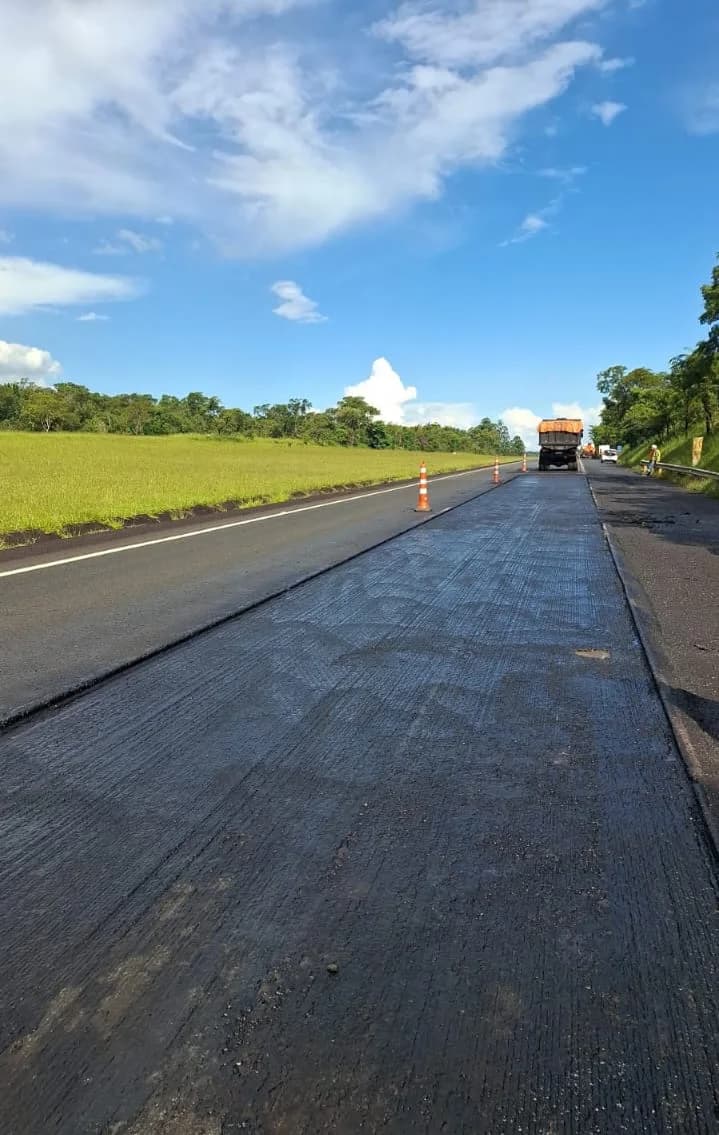 Rodovia em pavimentação com céu aberto